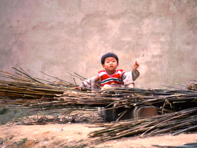 China-Kind-alleine
